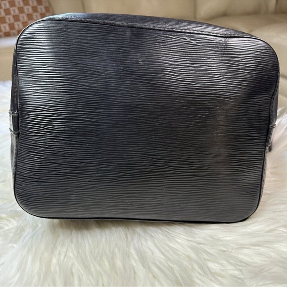 Authentic Louis Vuitton Epi Petit Noe Leather
Shoulder Bag - Picture 9 of 13